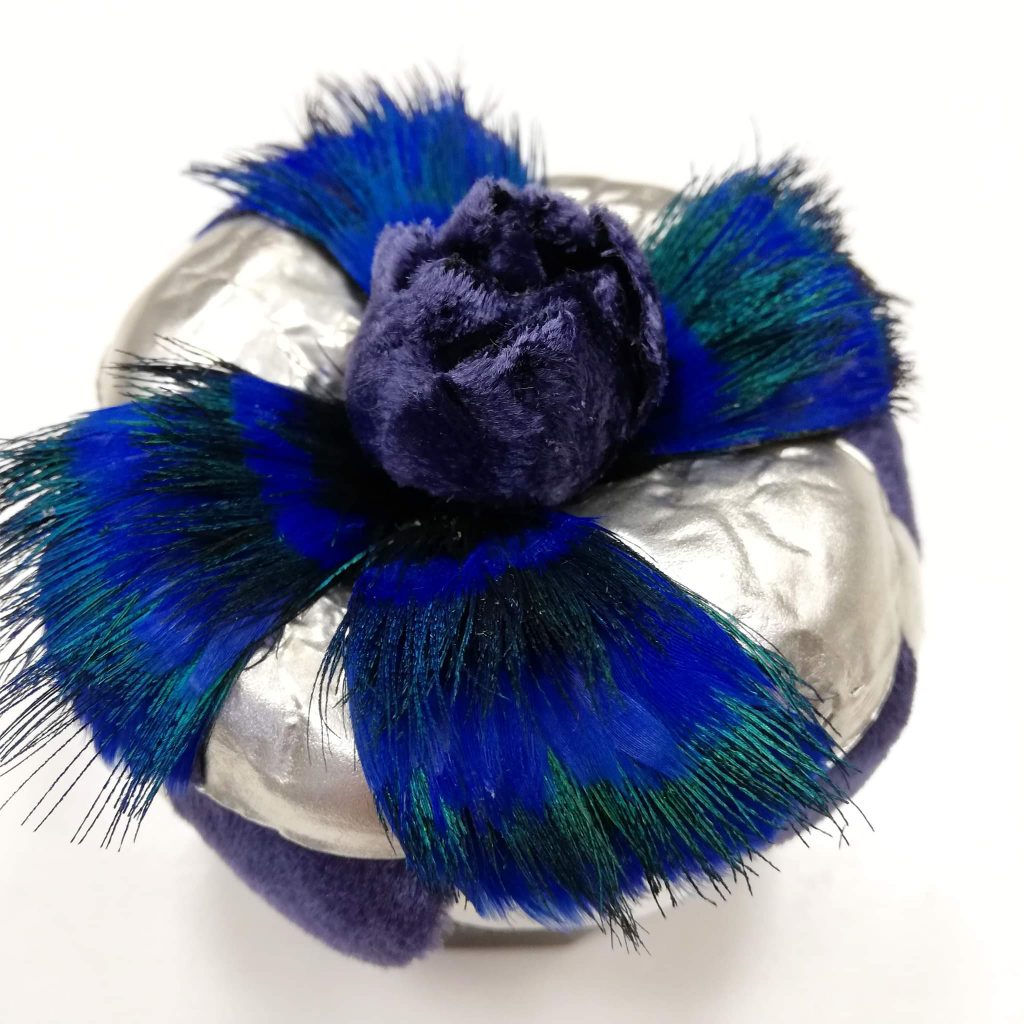 Camélia en étain, velours et plumes