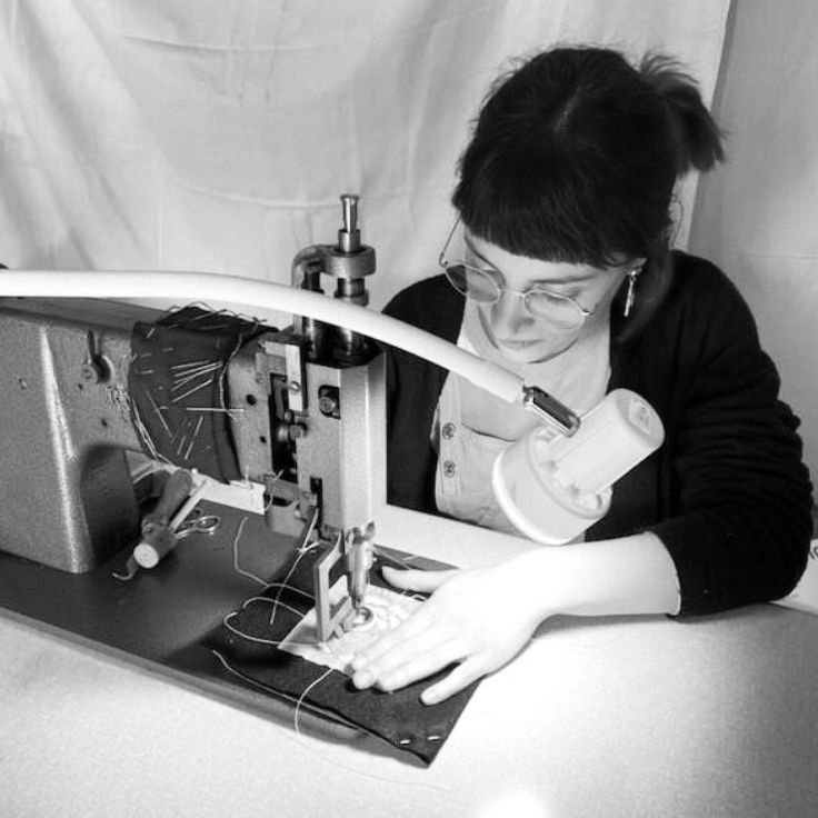 Photo de Louise Lorgeau, fondatrice de chainette et fleurette, en train d'utiliser une machine Cornély.