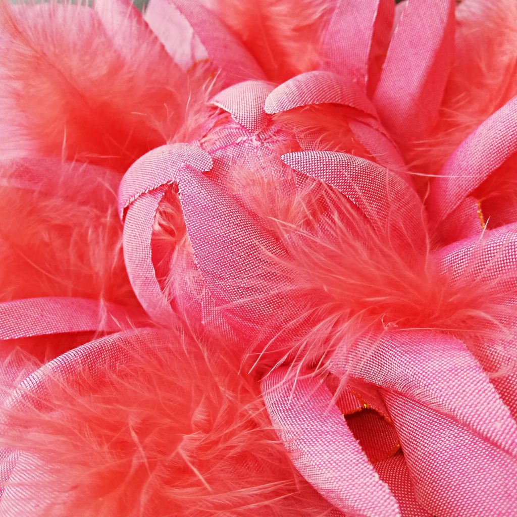 Rose de porcelaine en tissu et plumes