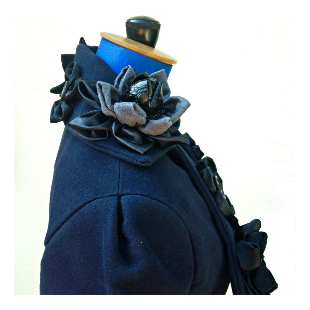 Manteau d'hiver et fleurs cousues