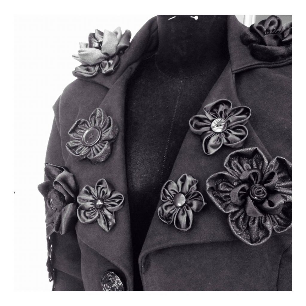 Manteau d'hiver et fleurs cousues